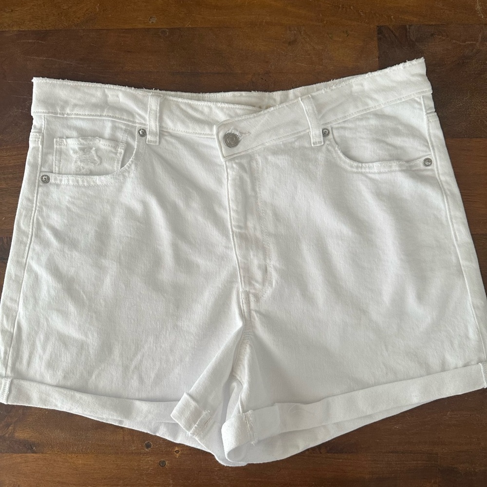 American Eagle Women's White Denim Mom Short Stretchy High-Rise size 14